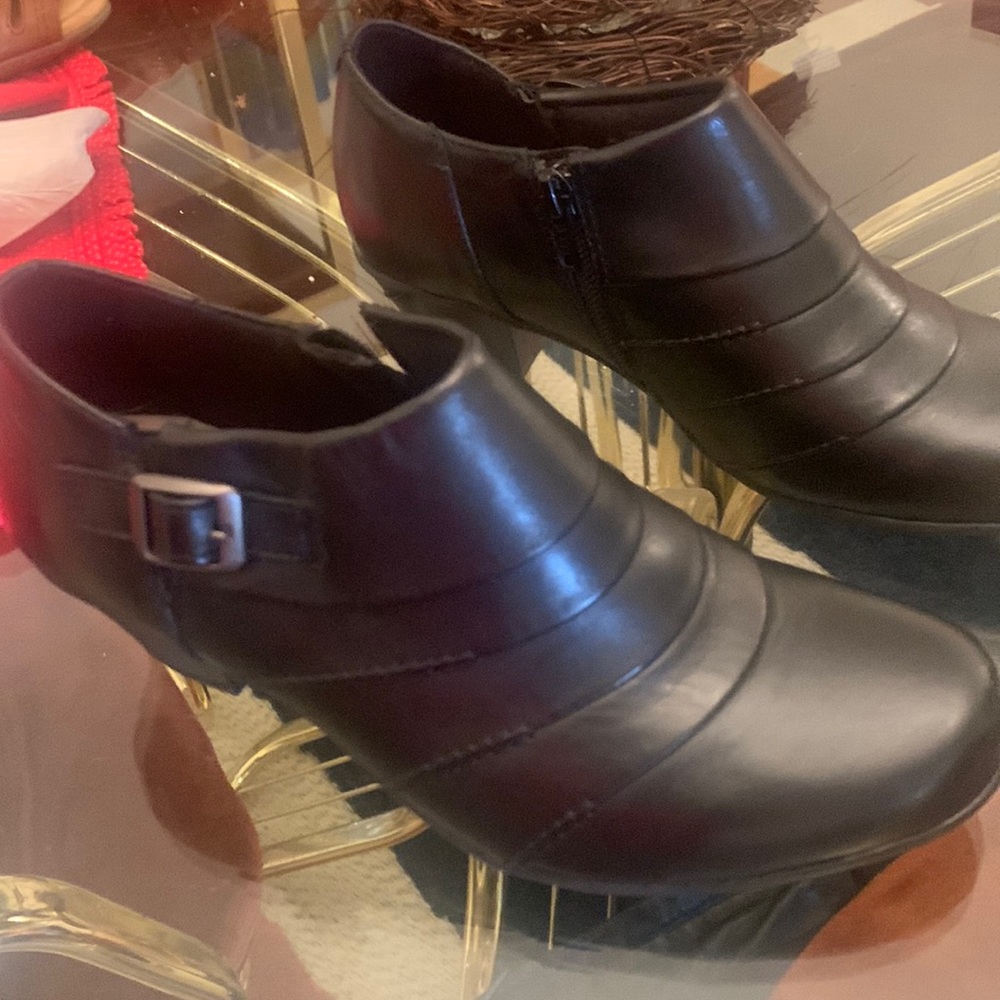 Earth bootie black leather7.5 never worn.